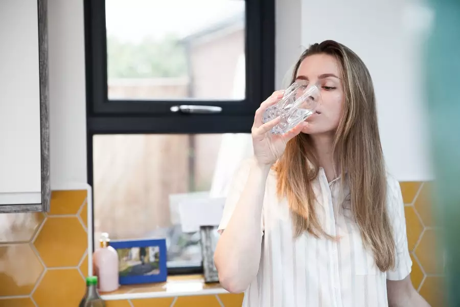 Minum Air Alkali Setiap Hari, Beneran Sehat atau Hanya Tren?
